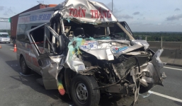 Xe khách tông đuôi xe container trên cao tốc, 4 người nguy kịch